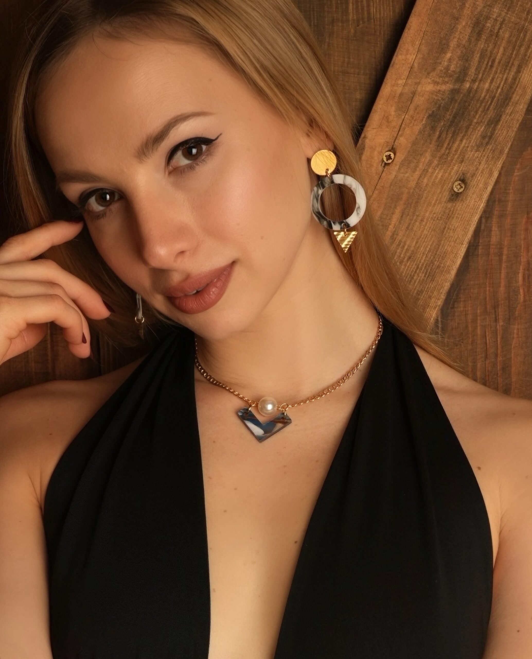 Femme portant un collier en nacre marbrée PreferStock